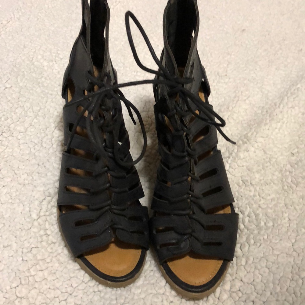 Black 3 1/2 inch heel’s